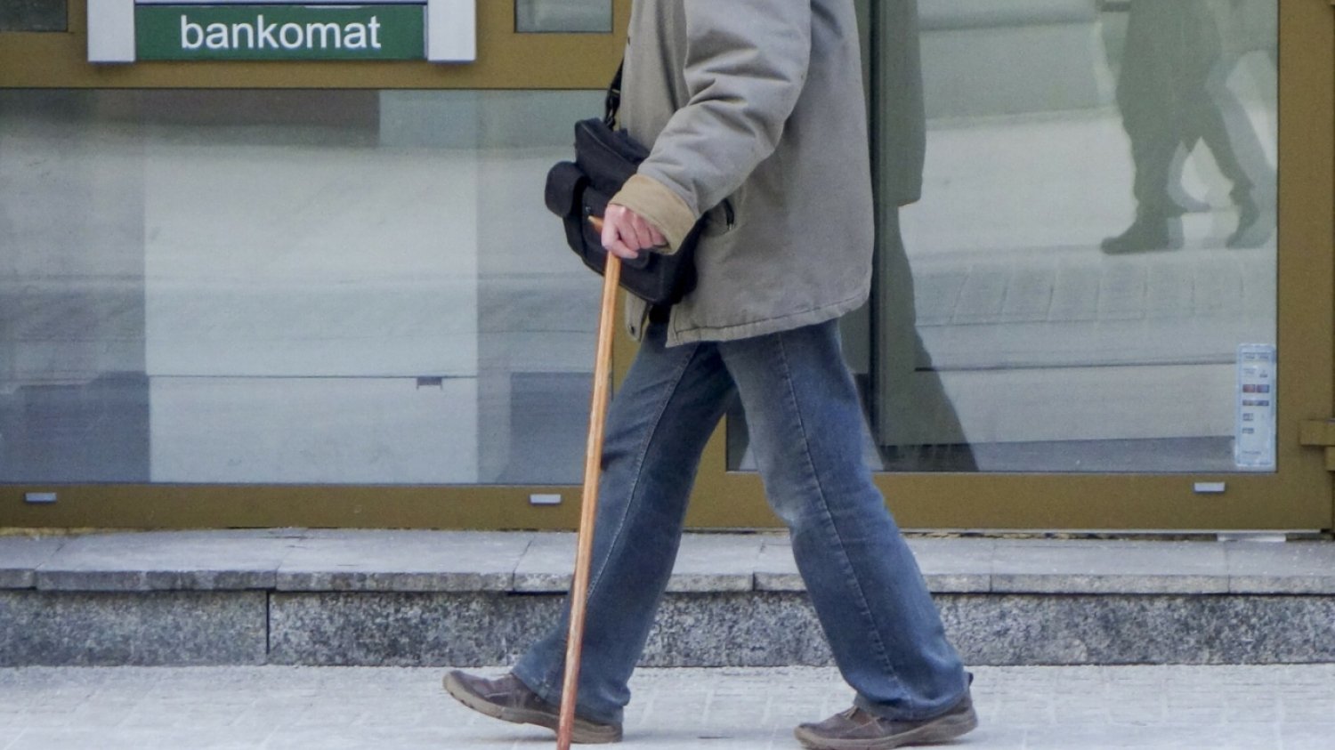 Emeryt z laską.