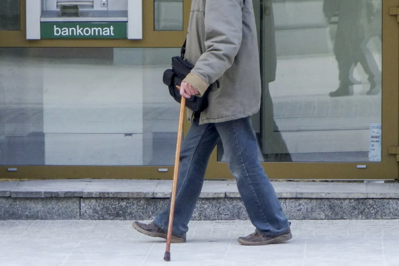 Emeryt z laską.