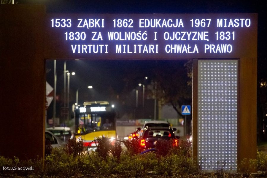 Brama Niepodległości wyrosła na jednym z rond w podwarszawskich Ząbkach.