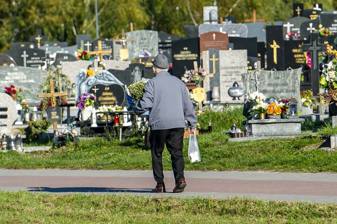 Senior na cmentarzu.