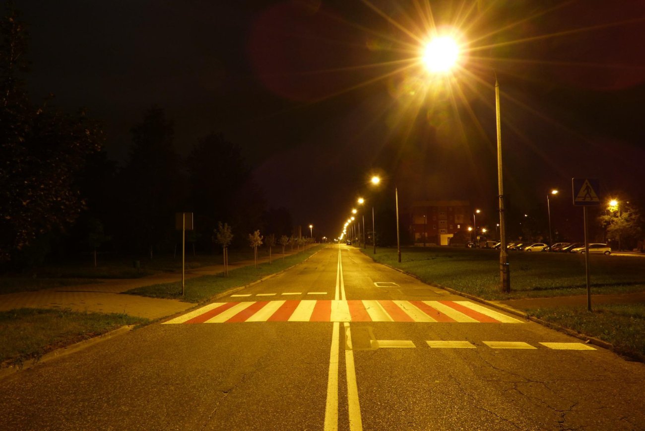 Oświetlenie uliczne nocą
