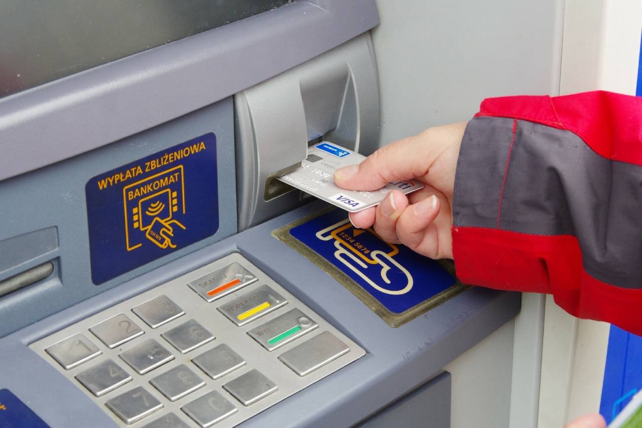 Wypłata pieniędzy z bankomatu