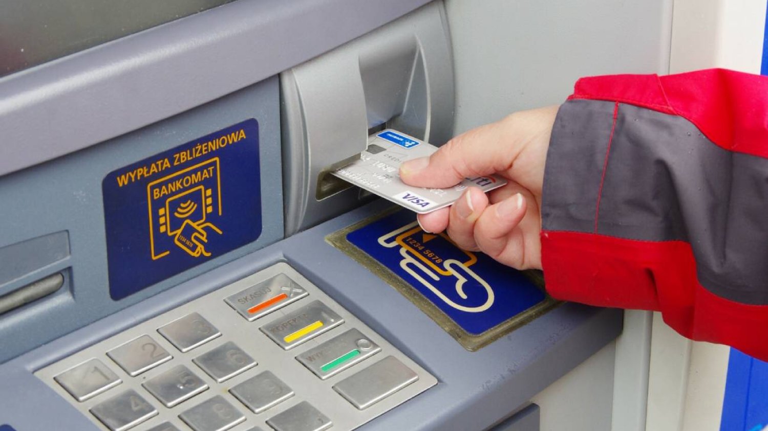 Wypłata pieniędzy z bankomatu