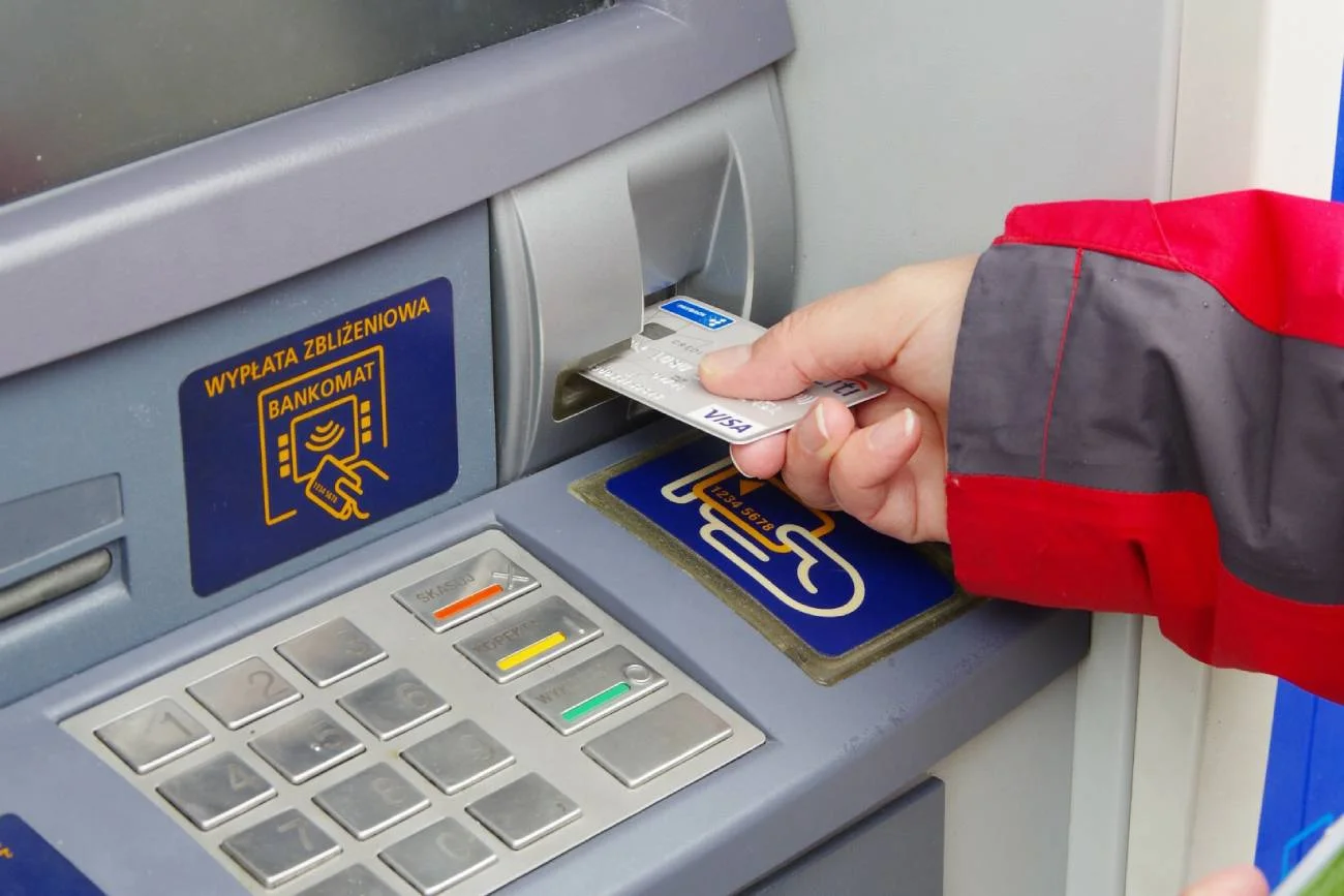 Wypłata pieniędzy z bankomatu