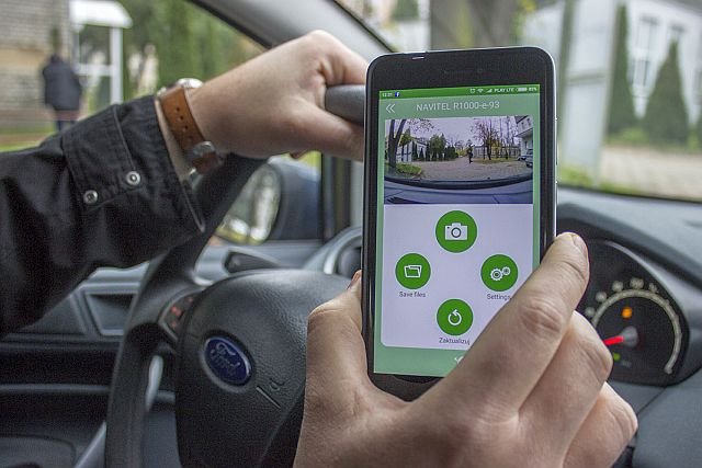 Kamerę Navitel R1000 można łatwo połączyć z telefonem i wykorzystać jego ekran oraz pamięć