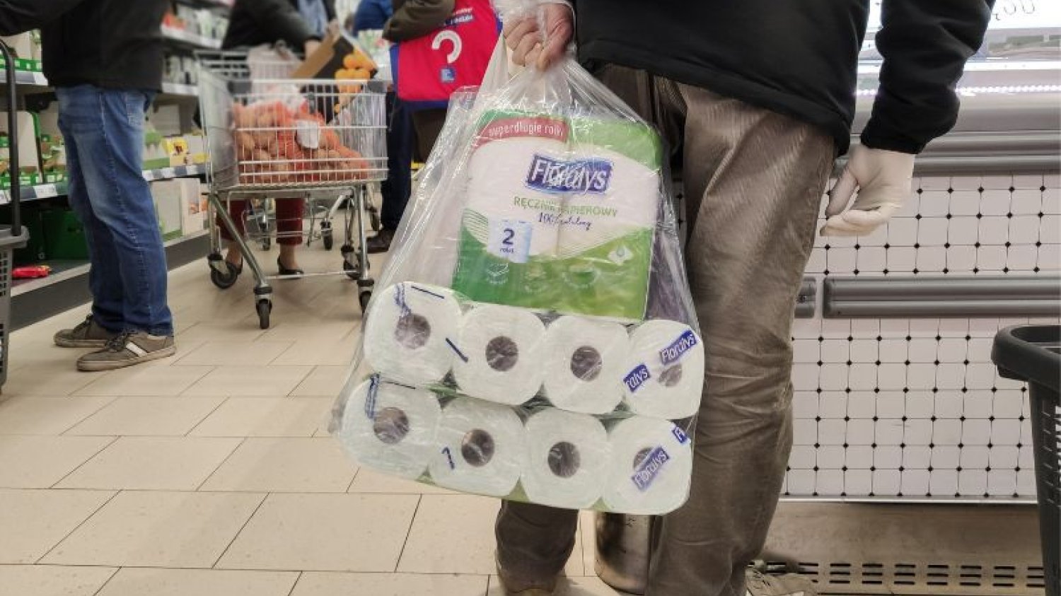 Czy zaraz ręczniki i papier toaletowy znikną z półek?