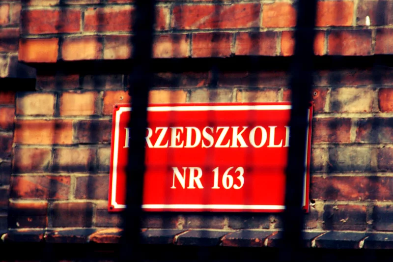 Zaraz za ogrodzeniem kampusu jest przedszkole. Dyfuzja umysłów? Czemu nie!