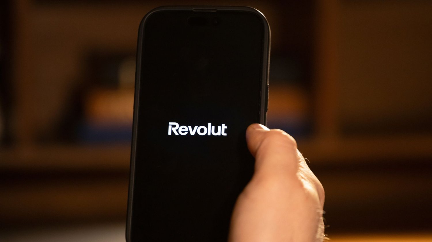 Apka Revolut na smartfonie. Fintech uruchamia usługi telekomunikacyjne w Polsce.