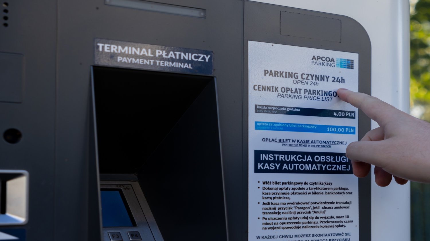 UOKIK rozlicza APCOA za parkowanie. Prawie milion złoty kary dla dostawcy usług Parkometr APCOA przy jednym ze sklepów. Ktoś z niego korzysta.
