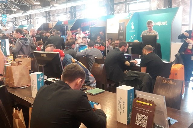 Na razie deweloperzy pokazują swoje produkcje gościom i zainteresowanym. Jutro będą próbowali sprzedać je inwestorom.