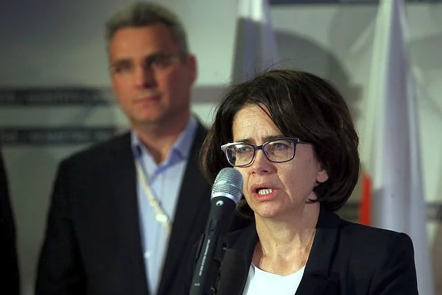 Anna Streżyńska, w tle prezez Państwowej Wytwórni Papierów Wartościowych