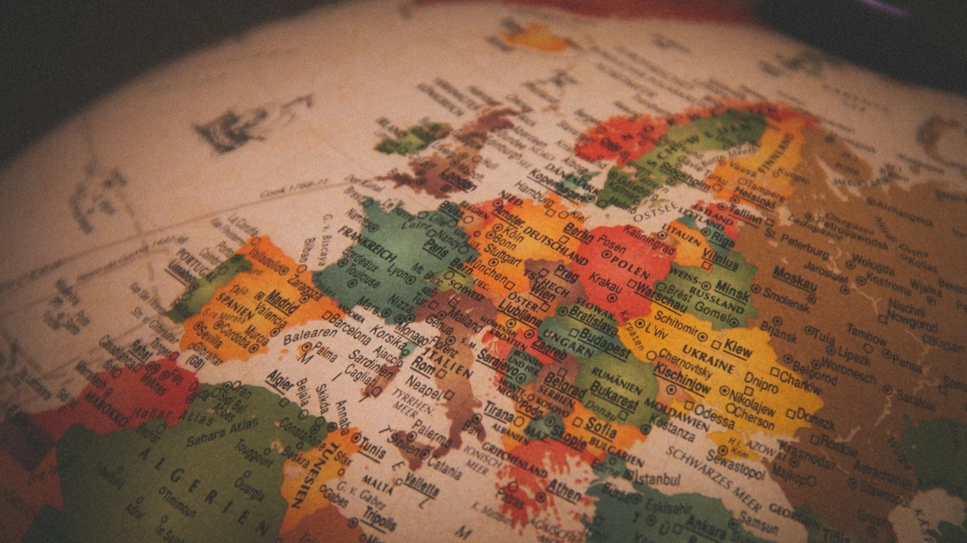 Globus pokazujący podział polityczny świata. Polityka zbrojeniowa Europy. Ostra ocena niemieckiej prasy.