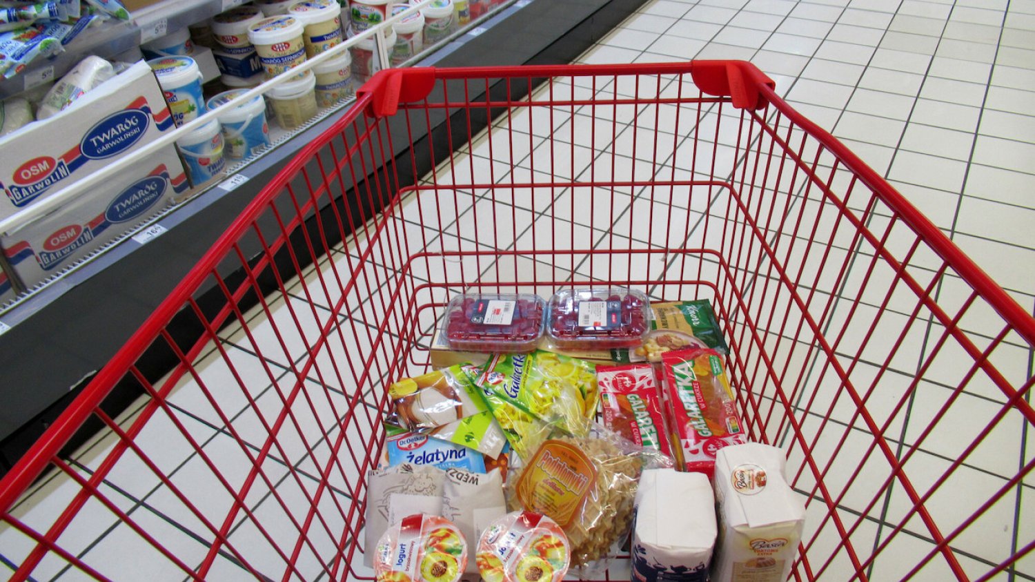 Auchan, Biedronka czy Lidl – gdzie jest najtaniej?