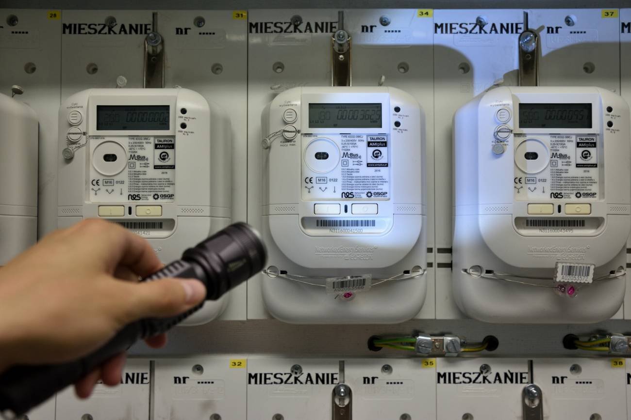 Licznik prądu oświetlony przez latarkę