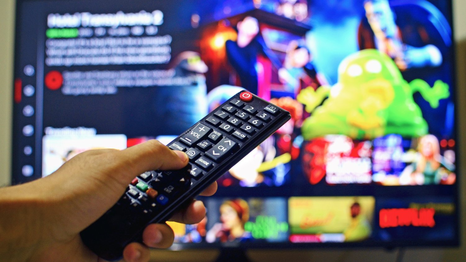 Porównując ilość tytułów w polskiej bibliotece Netfliksa i cenę za miesięczny abonament - Polacy mają jeden z najdroższych dostepów