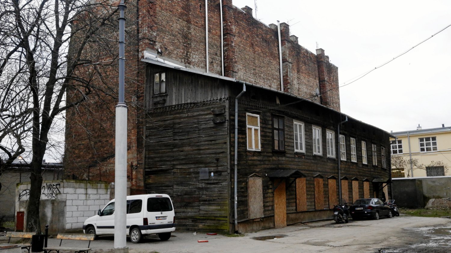 Drewniane domy wielorodzinne znane są również z krajobrazu miejskiego. Do dzisiaj jeden z nich można podziwiać na warszawskiej Pradze.
