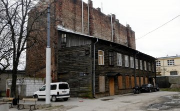 Drewniane domy wielorodzinne znane są również z krajobrazu miejskiego. Do dzisiaj jeden z nich można podziwiać na warszawskiej Pradze.