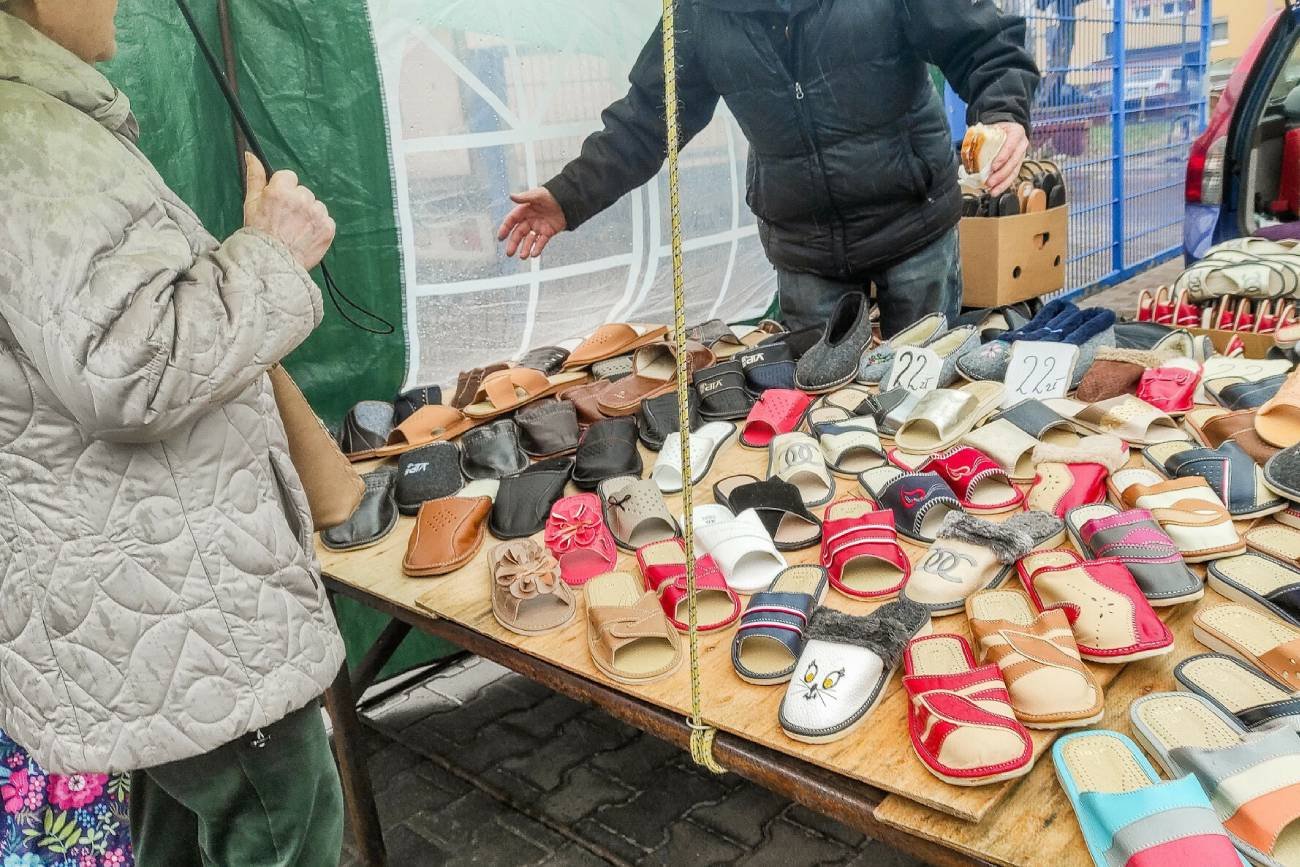 Senior sprzedający kapcie.