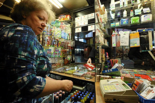 Aldona Kierska, sprzedawczyni z kiosku na Dworcu Zachodnim w Warszawie otrzymała kilkuset-złotowy mandat za nieprawidłowe wręczenie klientowi paragonu