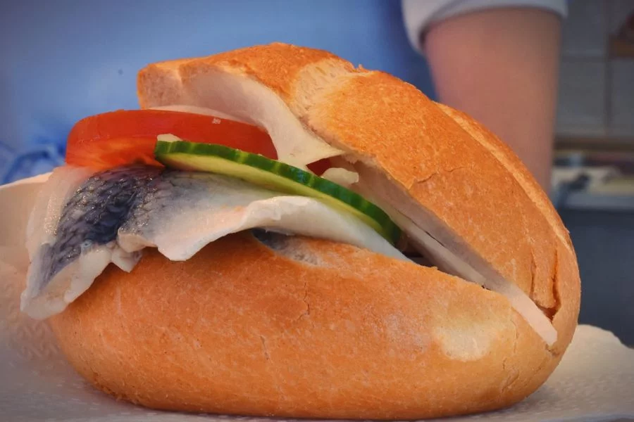 Tańszy pomidor i ogórek nie zrekompensuje droższego o kilkanaście procent śledzika.