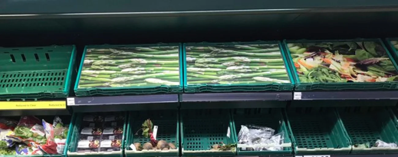 Tesco, karton zasłania brak warzyw i owoców