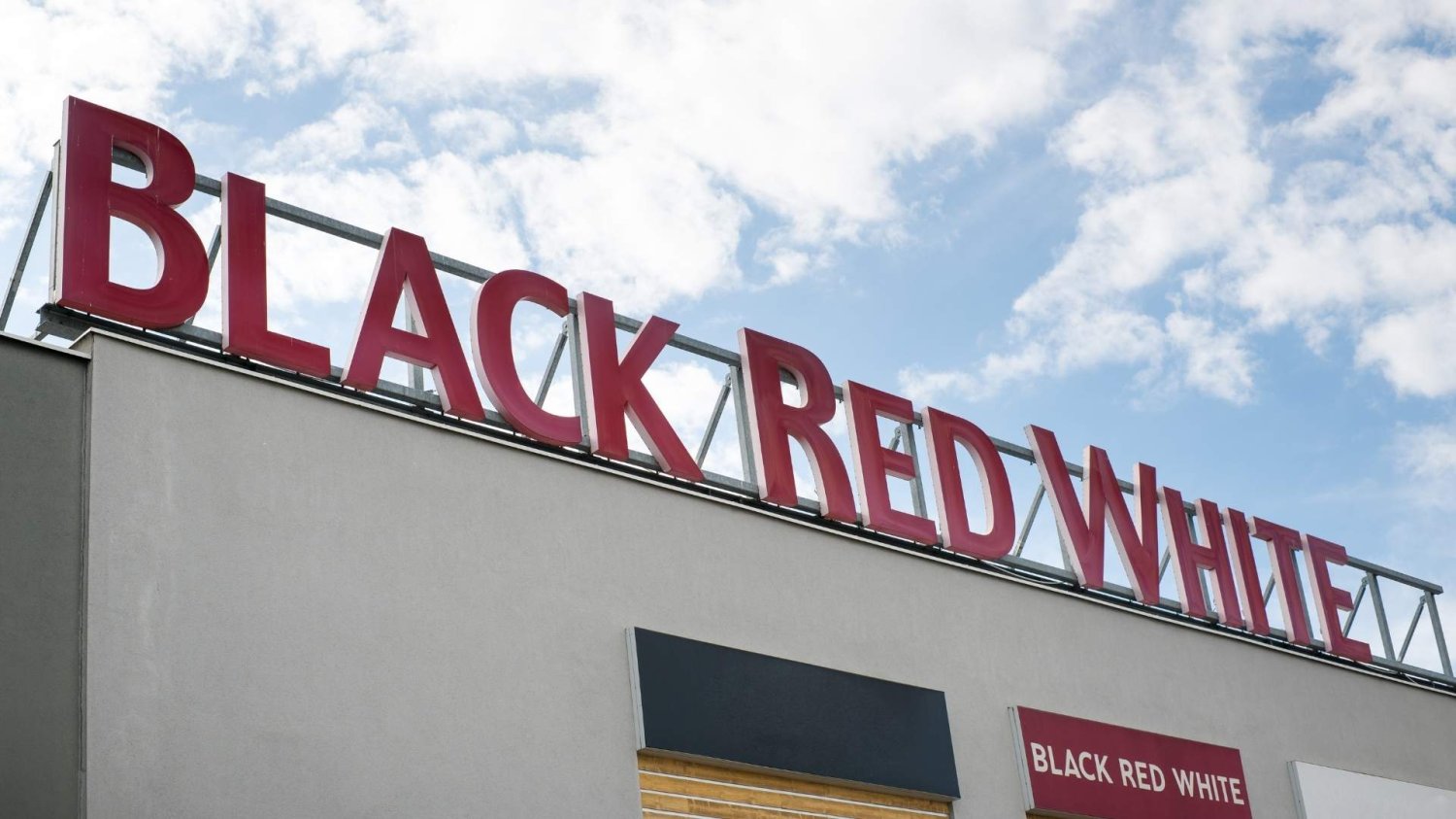 Czystki u polskiego giganta. Setki pracowników na bruku. Masowe zwolnienia w Black Red White. 800 osób zostanie bez pracy.