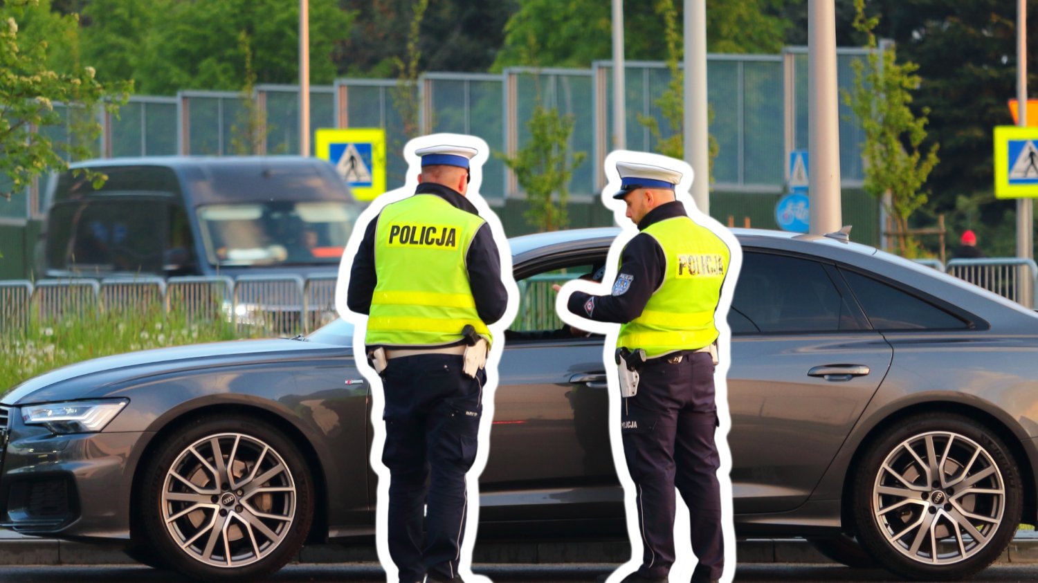 Policja zatrzymująca samochód do kontroli.