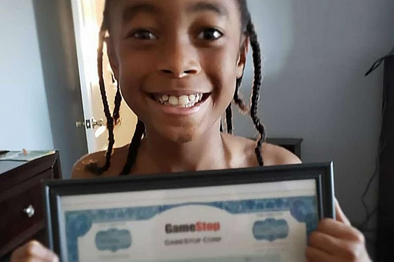 Jaydyn Carr z certyfikatem posiadania akcji Gamestop.