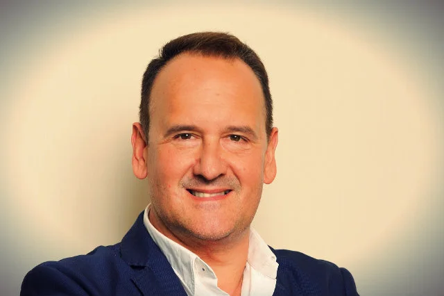 Roland Kozlowski to założyciel firmy Life Science Biznes Consulting. Urodził się w Japonii, studiował w Anglii, swoją karierę związał jednak z krajem pochodzenia rodziców
