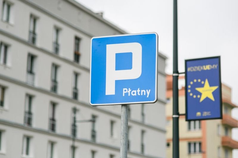 Czy parking będzie płatny w Wigilię i Boże Narodzenie? Znajdź swoje miasto na liście.