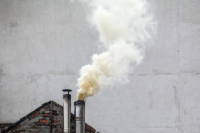 Sprzedaż kopciuchów w teorii jest zakazana. Ale nie ma przepisów, które pozwoliłyby kontrolować ich sprzedawców