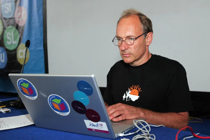 Dziś Tim Berners-Lee walczy o zachowanie wolności i otwartości internetu.