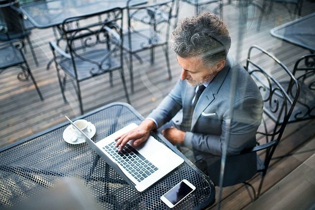 Na skrypty kopiące waluty musimy uważać w wielu miejscach. Infekować nimi potrafią nawet reklamy albo teoretycznie darmowe Wi-Fi, np. w kawiarni.