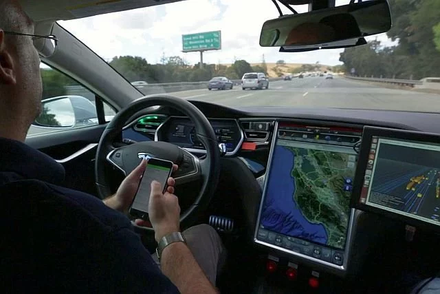 Autonomiczna Tesla podczas testów na autostradzie