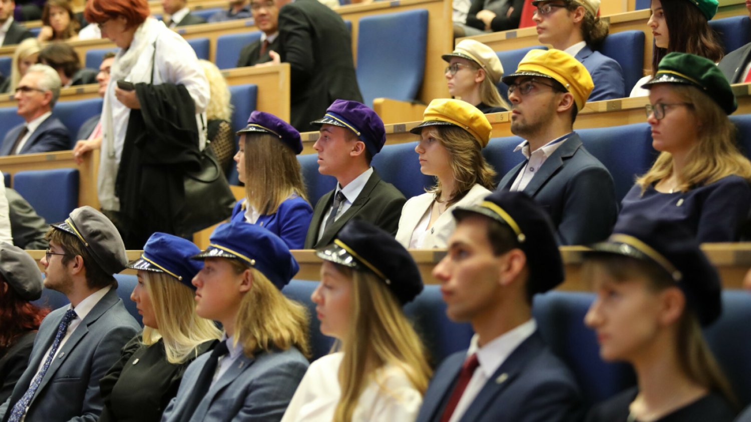 studenci na rozpoczęciu roku akademickiego