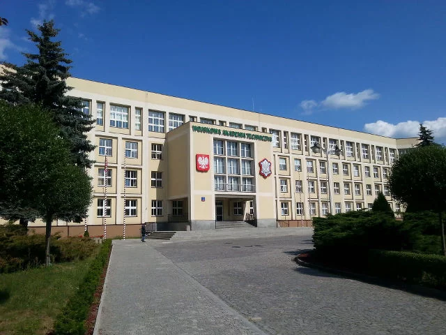 Budynek Wojskowej Akademii Technicznej. Fot. [url=http://bit.ly/1MMWuAK]Hiuppo[/url] / [url=http://bit.ly/1SrbRBk]CC-BY-SA[/url]