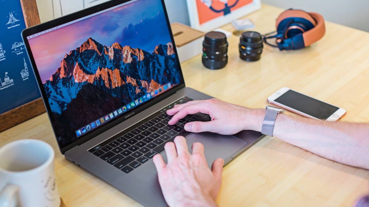 Mężczyzna używa MacBooka