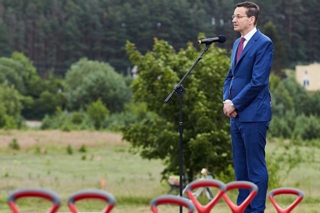 Minister Morawiecki zamierza przycisnąć śrubę podatnikom. Tylko przez zmiany w ustawie chce dobrać się do dodatkowych 27,5 mld zł.