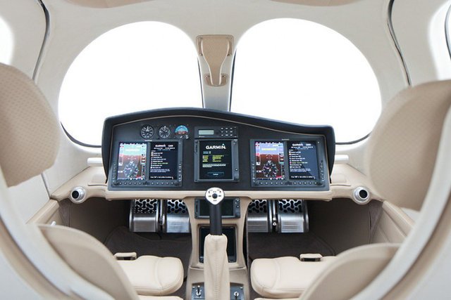 Tak się promuje swoje produkty! Lider Iron Maiden Bruce Dickinson kupuje polski, innowacyjny samolot Flaris