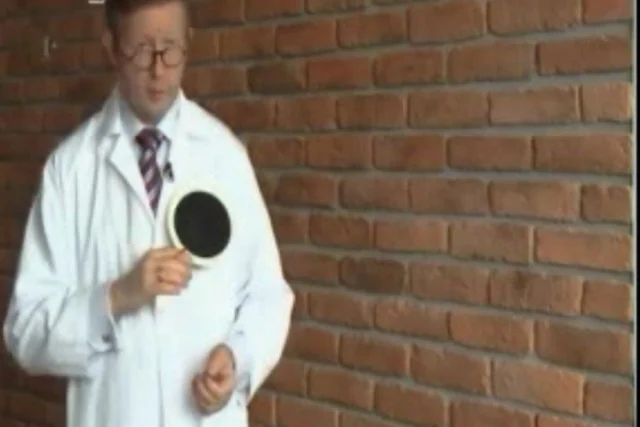 Dr Jacek Stępień, jeden z głównych współzałożycieli Braster, prezentuje tester we wstępnych etapach projektu.