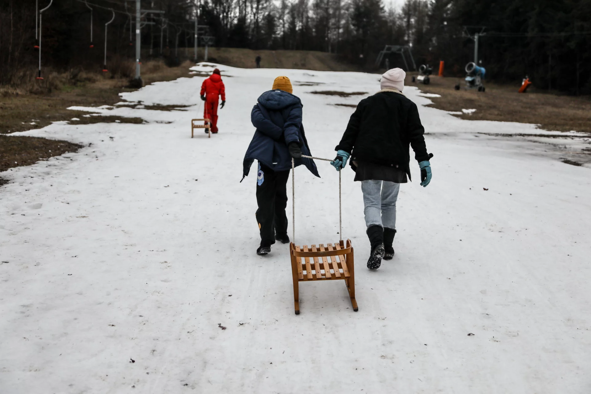 Na stokach w Polsce pojawili się saneczkarze.