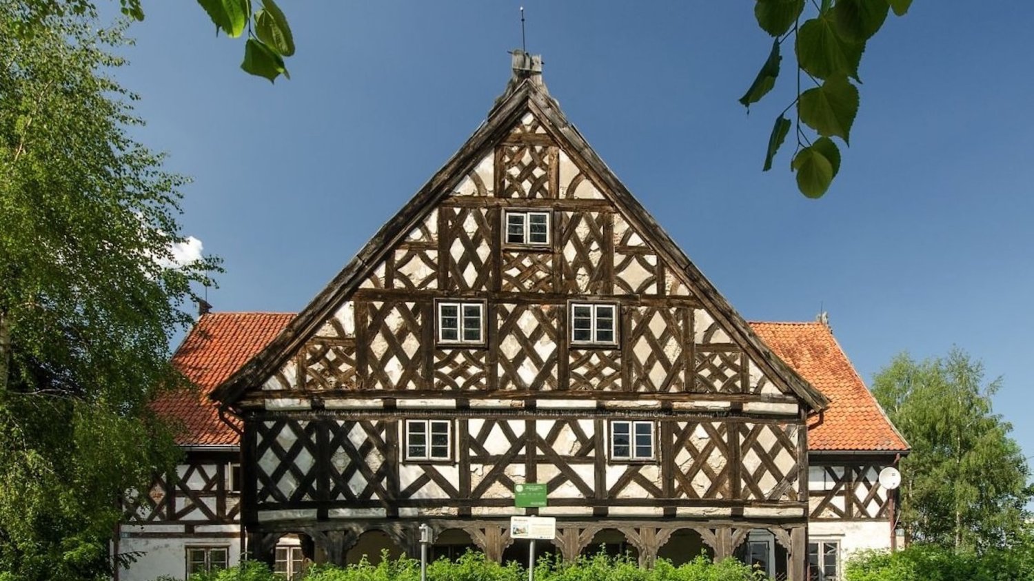 Dom podcieniowy (zdjęcie poglądowe). Dom podcieniowy (zdjęcie poglądowe).