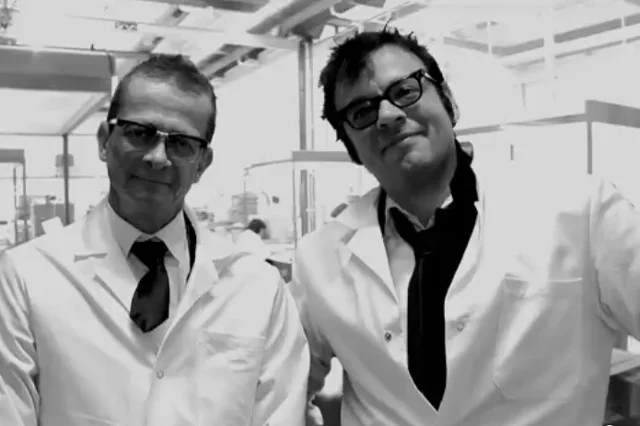 Stefan Kudelski w laboratorium (po prawej).