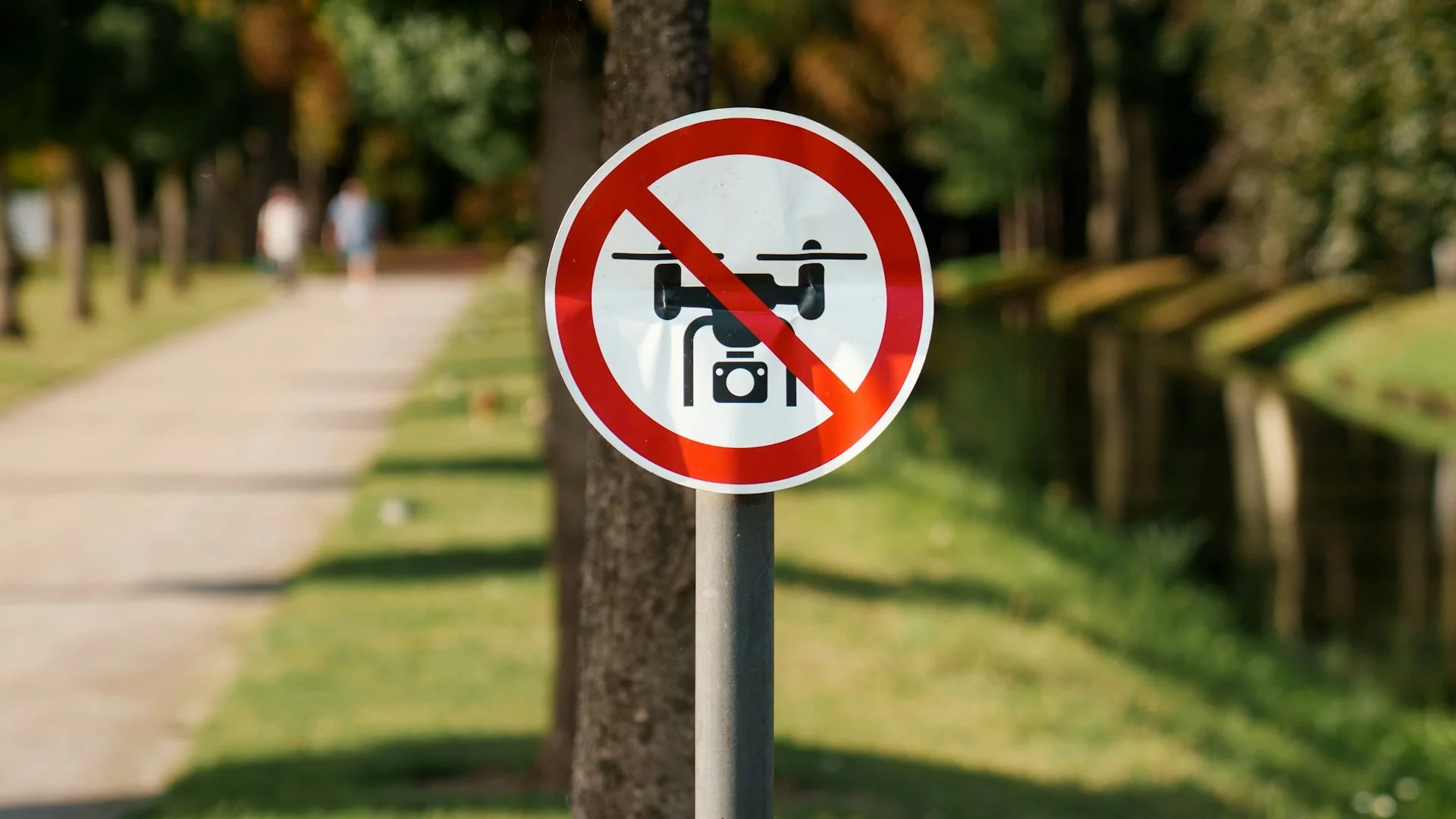 Zakaz lotów dronami. Znak zakazu lotów dronami. Niemcy reagują na rosnące zagrożenie.