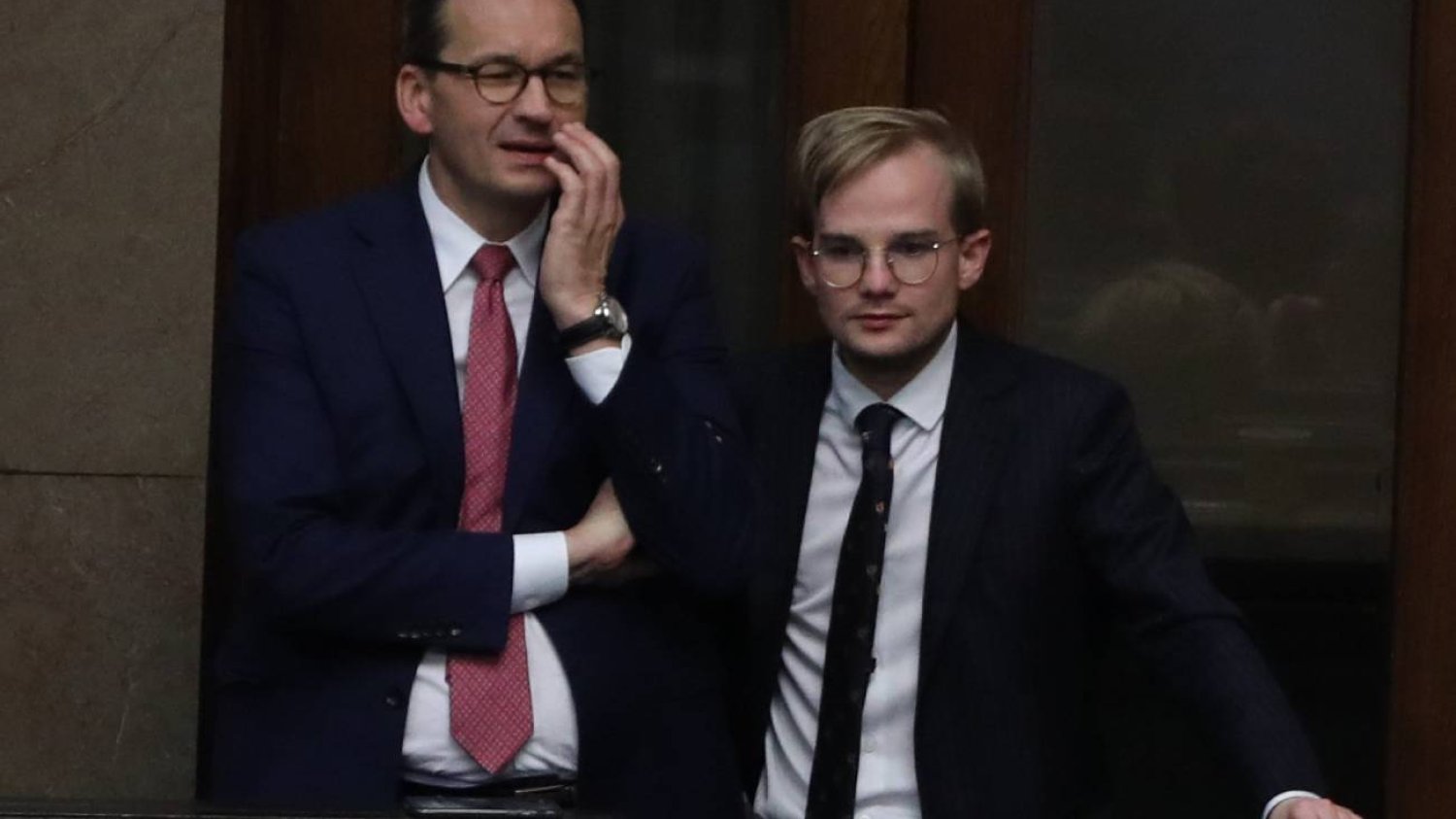 Premier Mateusz Morawicki i wiceminister finansów Piotr Patkowski w Sejmie.