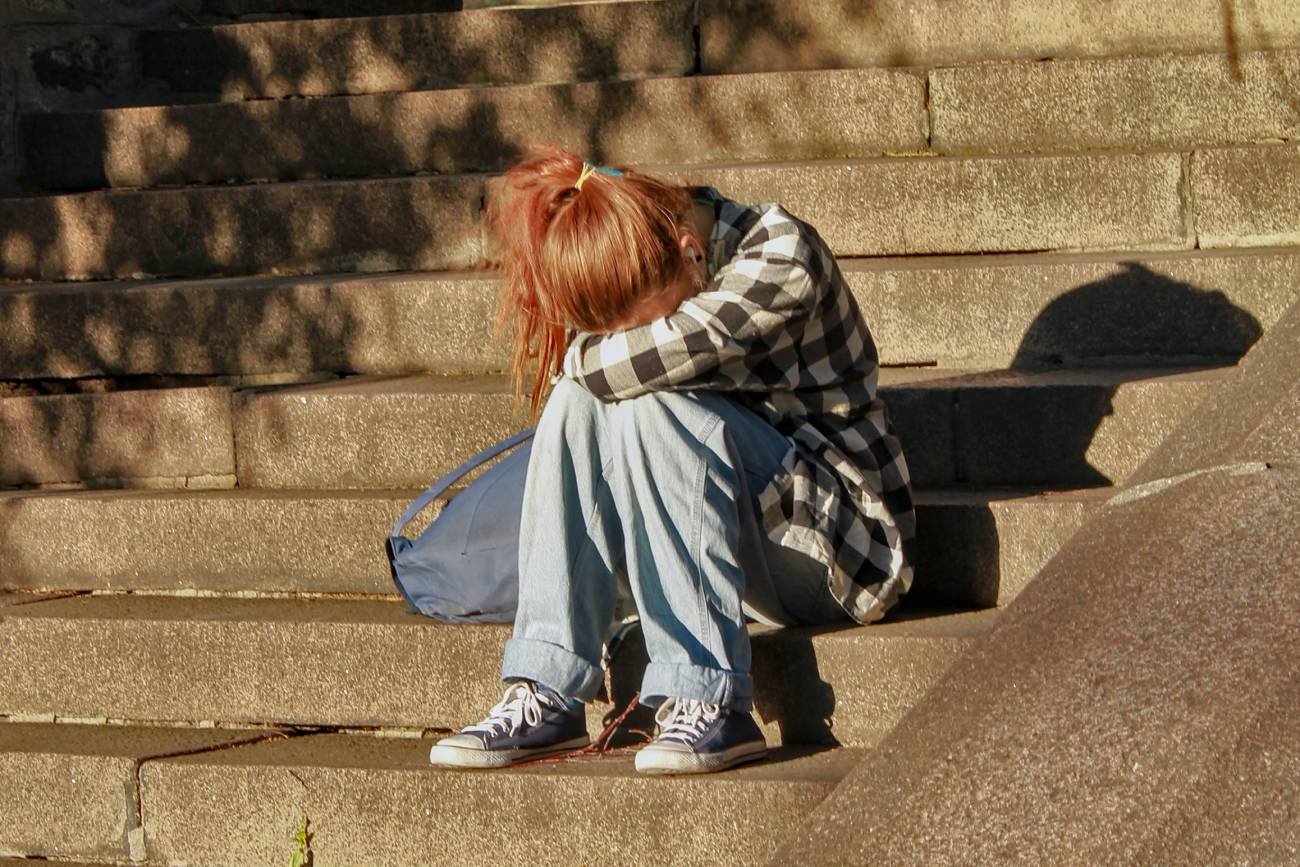 samotna kobieta na schodach