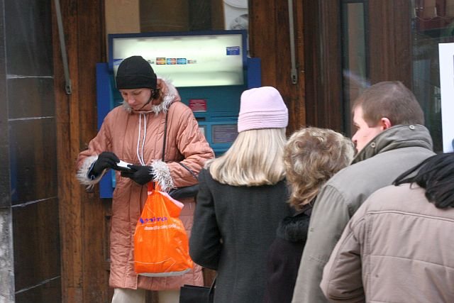 Bankomaty powoli znikają z polskich ulic, wypierają je płatności bezgotówkowe