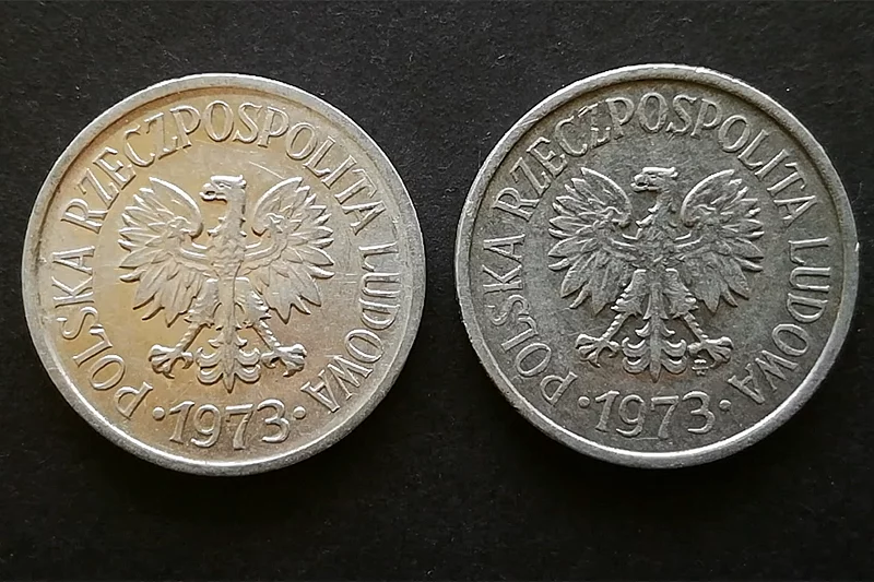Widzicie różnicę? Patrzcie pod prawą łapę orła. Lewa moneta nie ma znaku, prawa już tak.