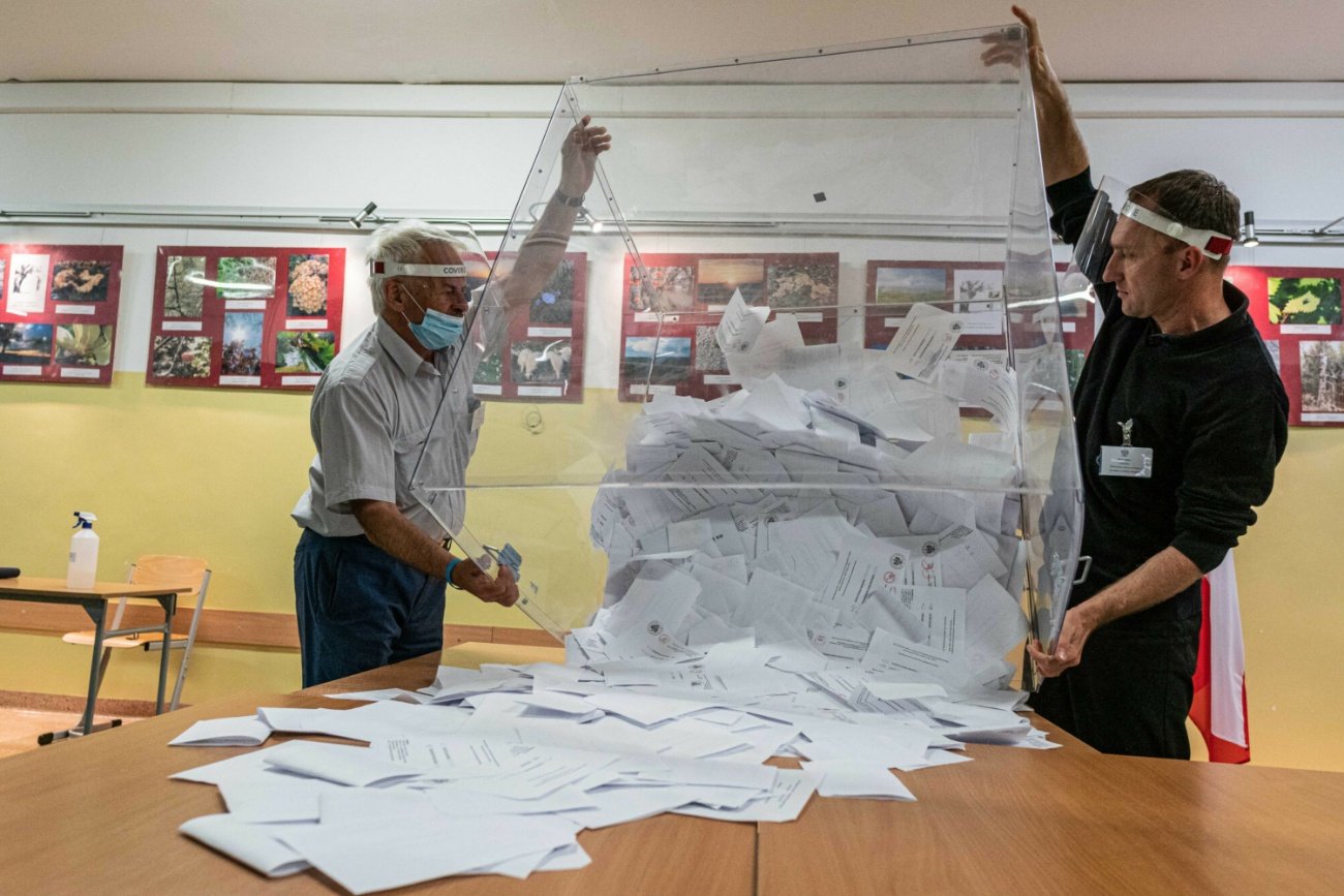 Otwarcie urny z głosami.