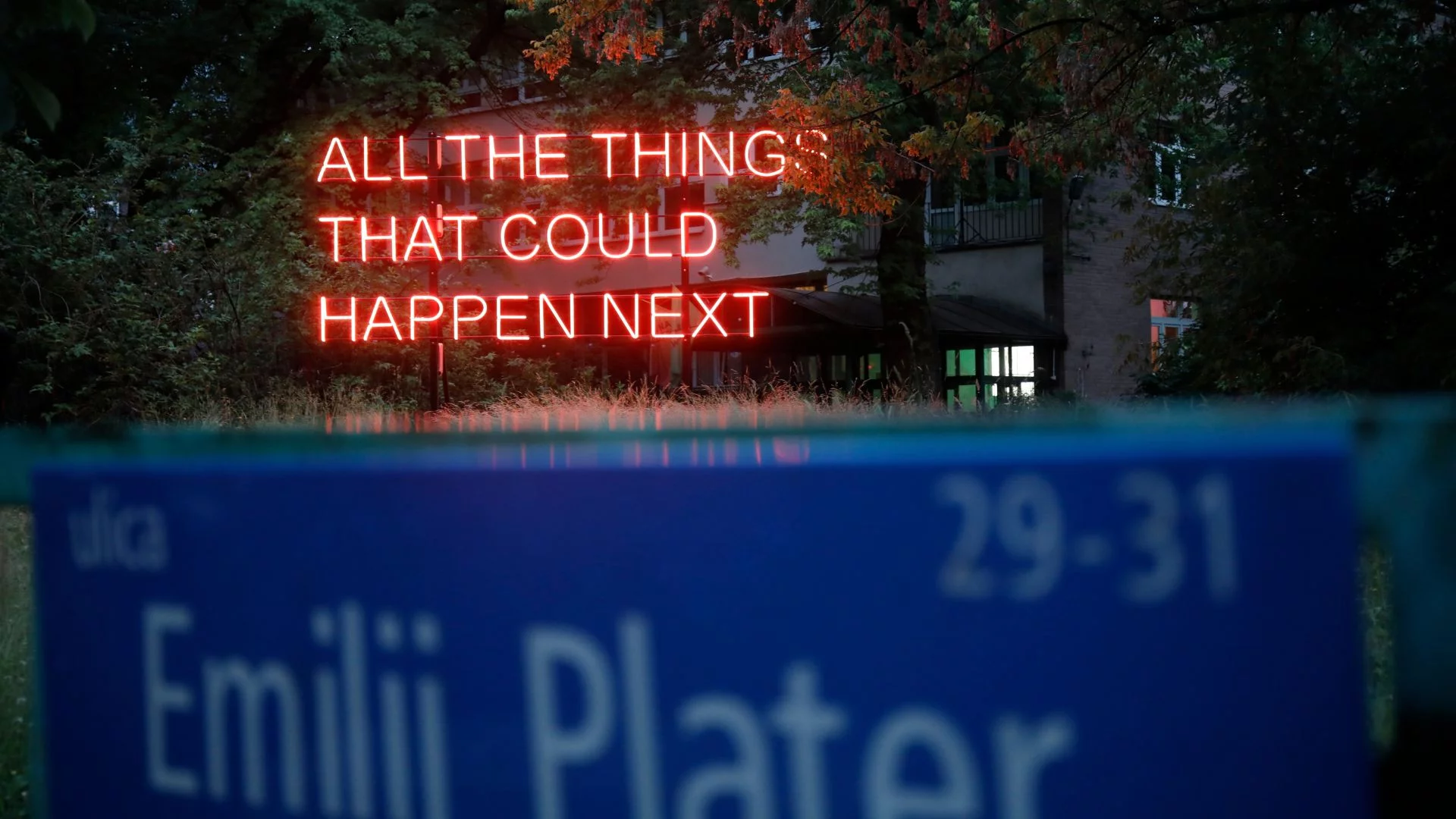 Neon przed wejściem do Teatru Komuna przy ul. Emilii Plater w Warszawie.